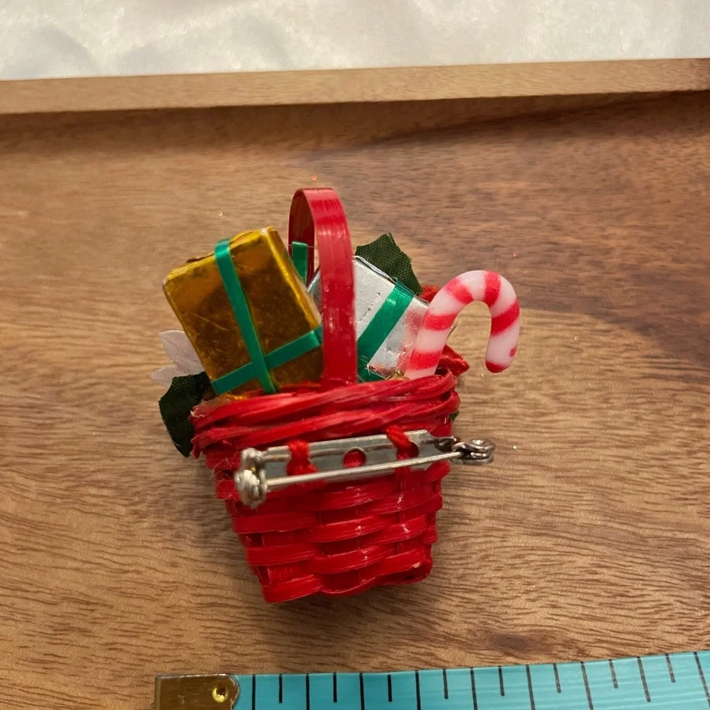 Avon Christmas Brooch Straw Basket Poinsettia Flowers‎ Presents Vintage Festive